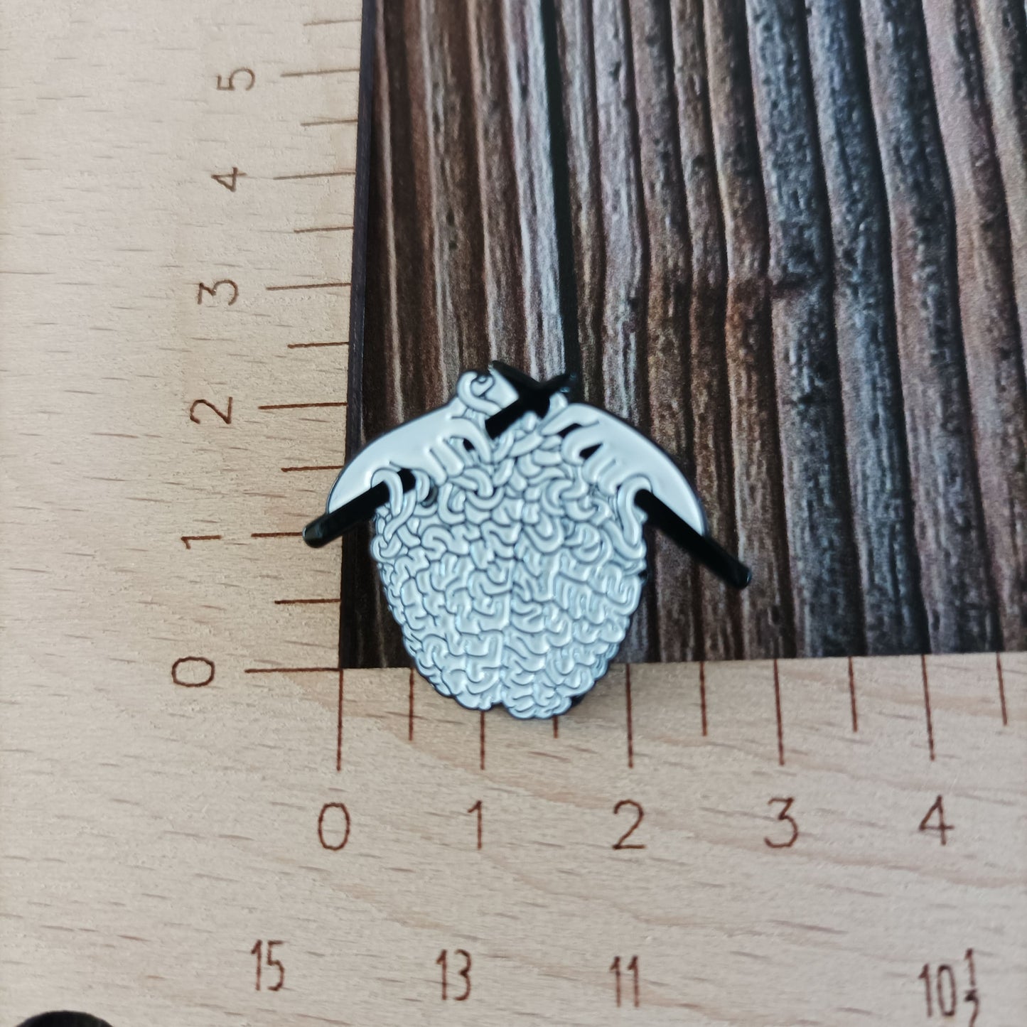Emaille Pin | Motiv Brain Knitting Halloween