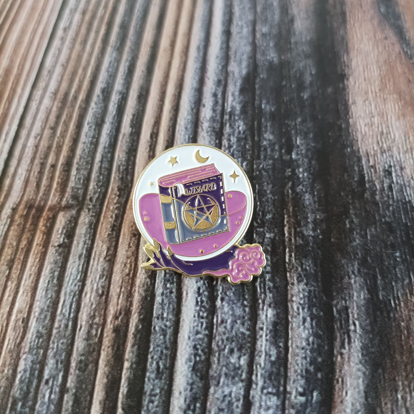Emaille Pin | Motiv Kugel mit Zauberbuch Halloween