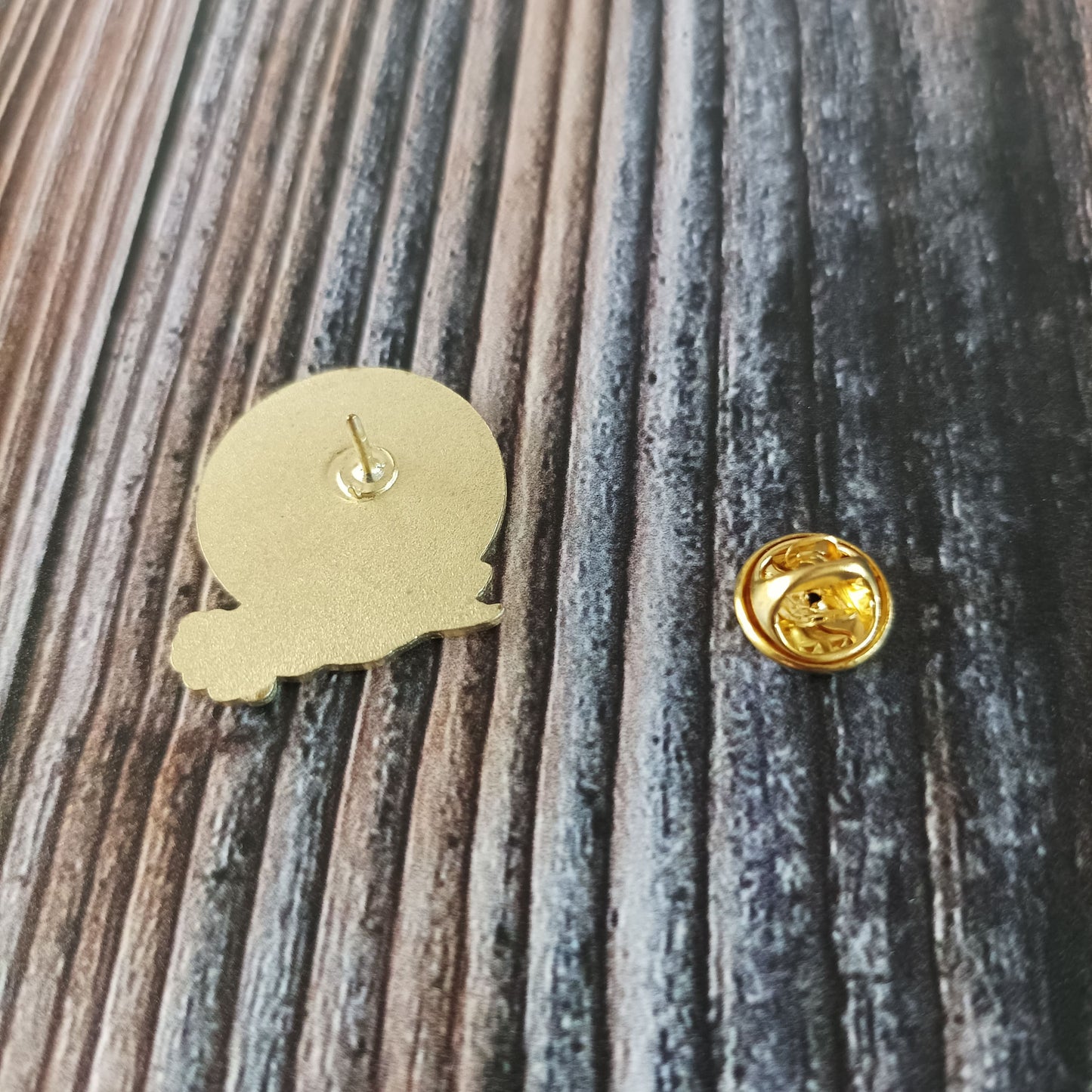Emaille Pin | Motiv Kugel mit Zauberbuch Halloween