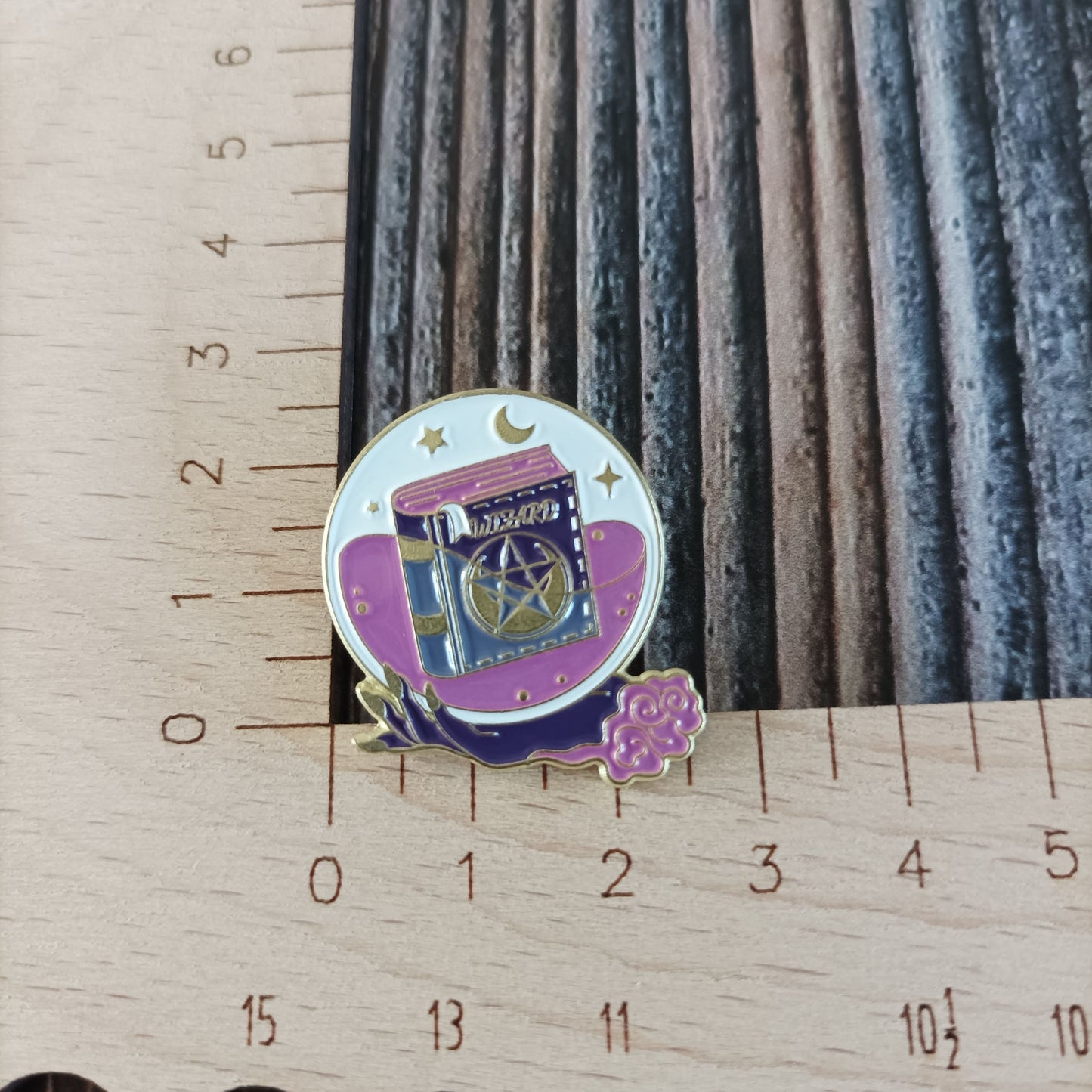 Emaille Pin | Motiv Kugel mit Zauberbuch Halloween