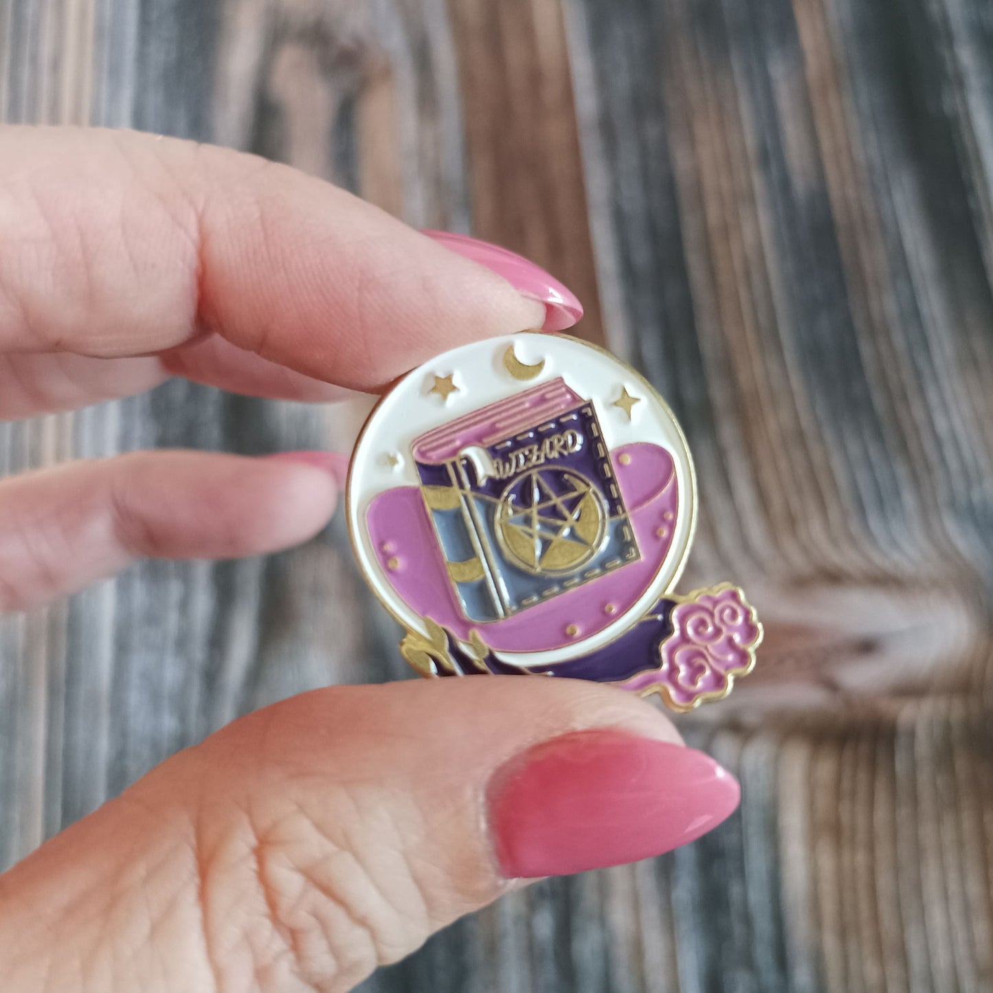 Emaille Pin | Motiv Kugel mit Zauberbuch Halloween