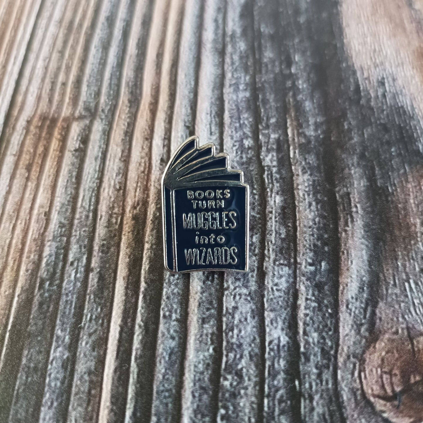 Emaille Pin | Motiv Books turn Muggles into Wizards Halloween