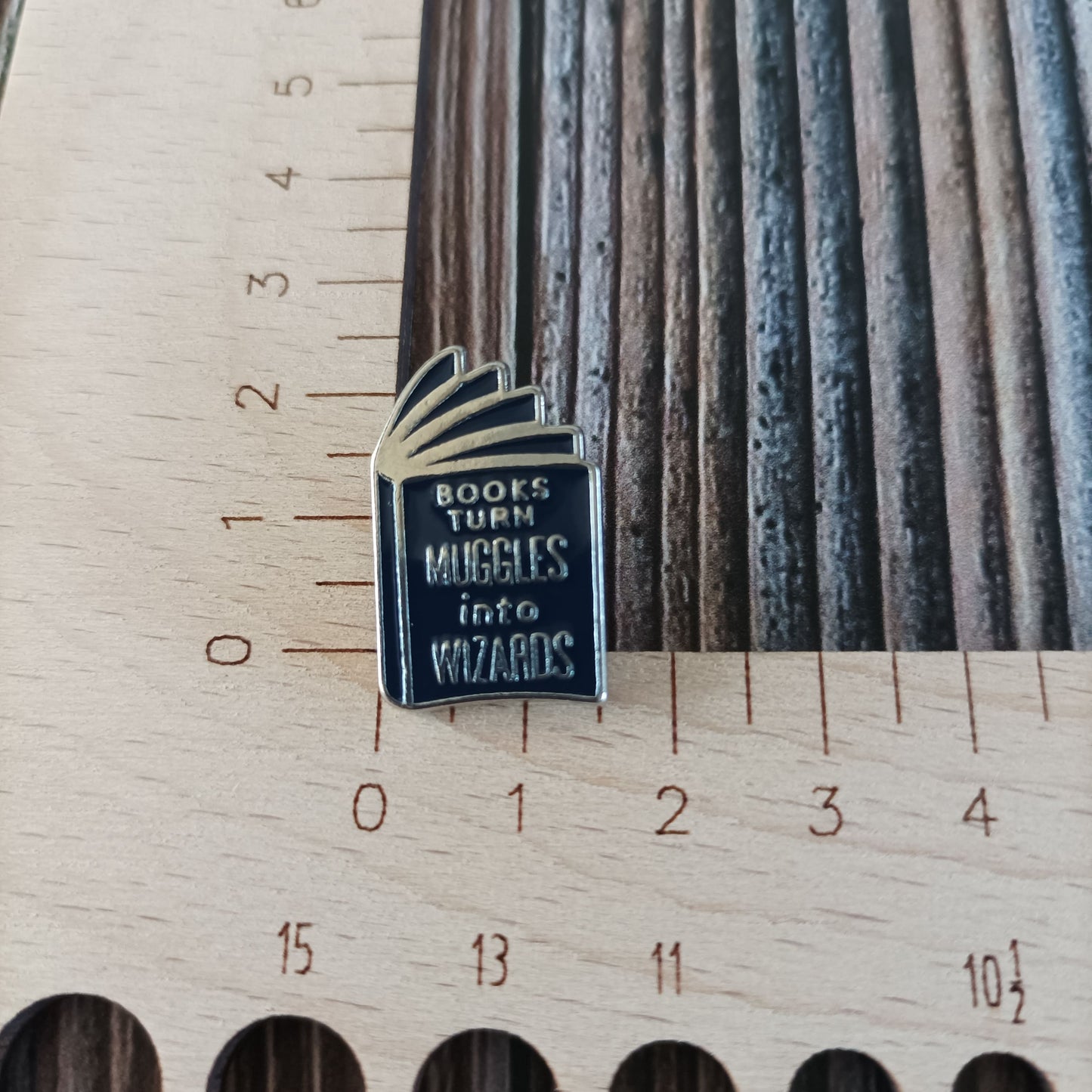 Emaille Pin | Motiv Books turn Muggles into Wizards Halloween