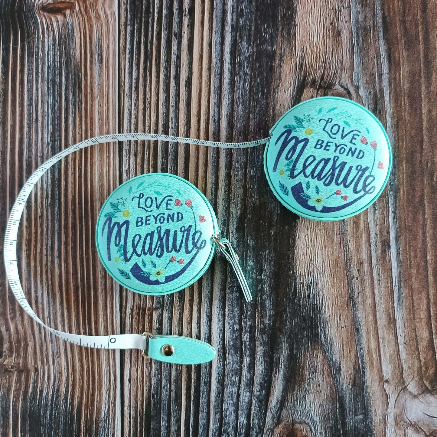 Maßband einziehbar aus Kunstleder | Motiv Love beyond measure türkis