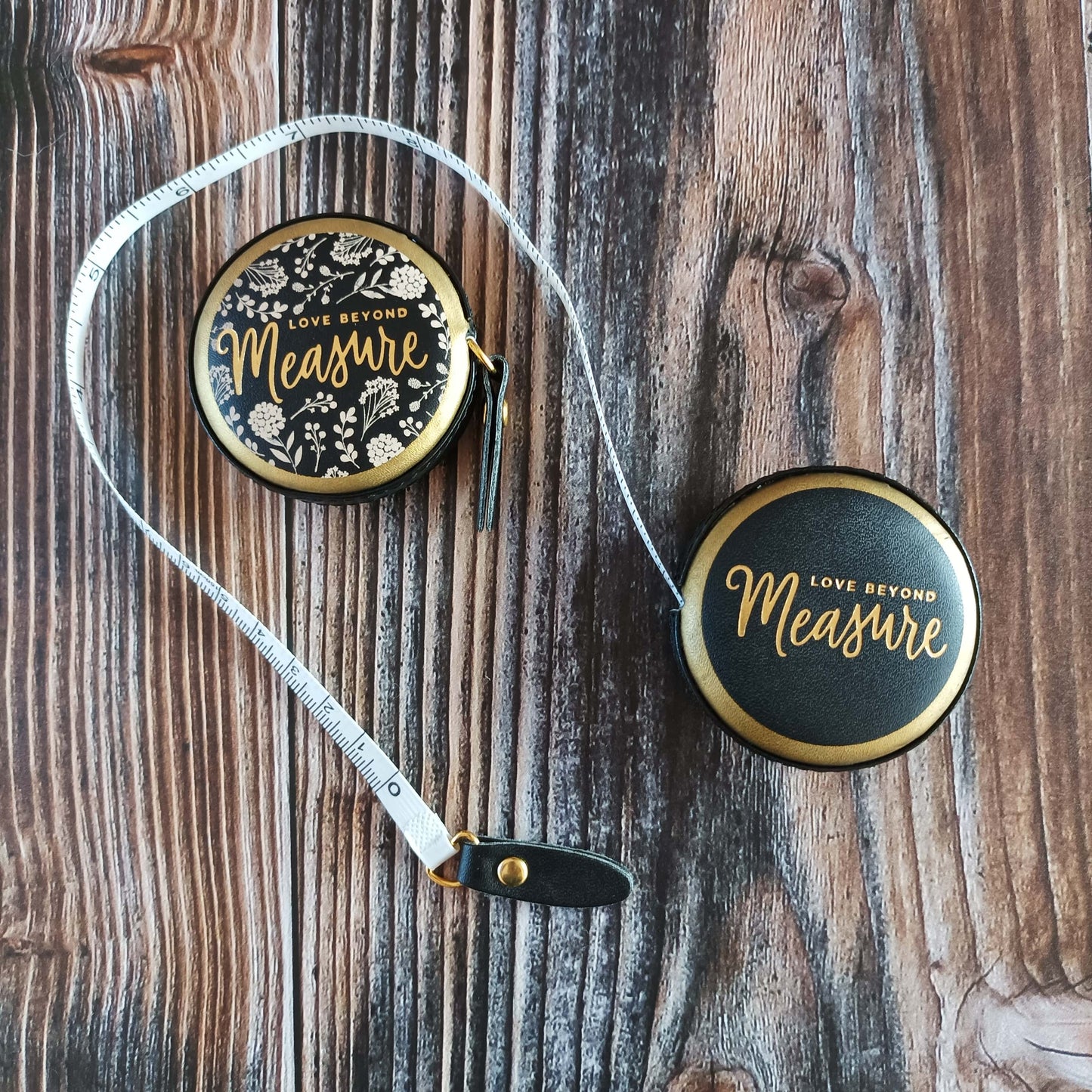 Maßband einziehbar aus Kunstleder | Motiv Love beyond measure schwarz/gold