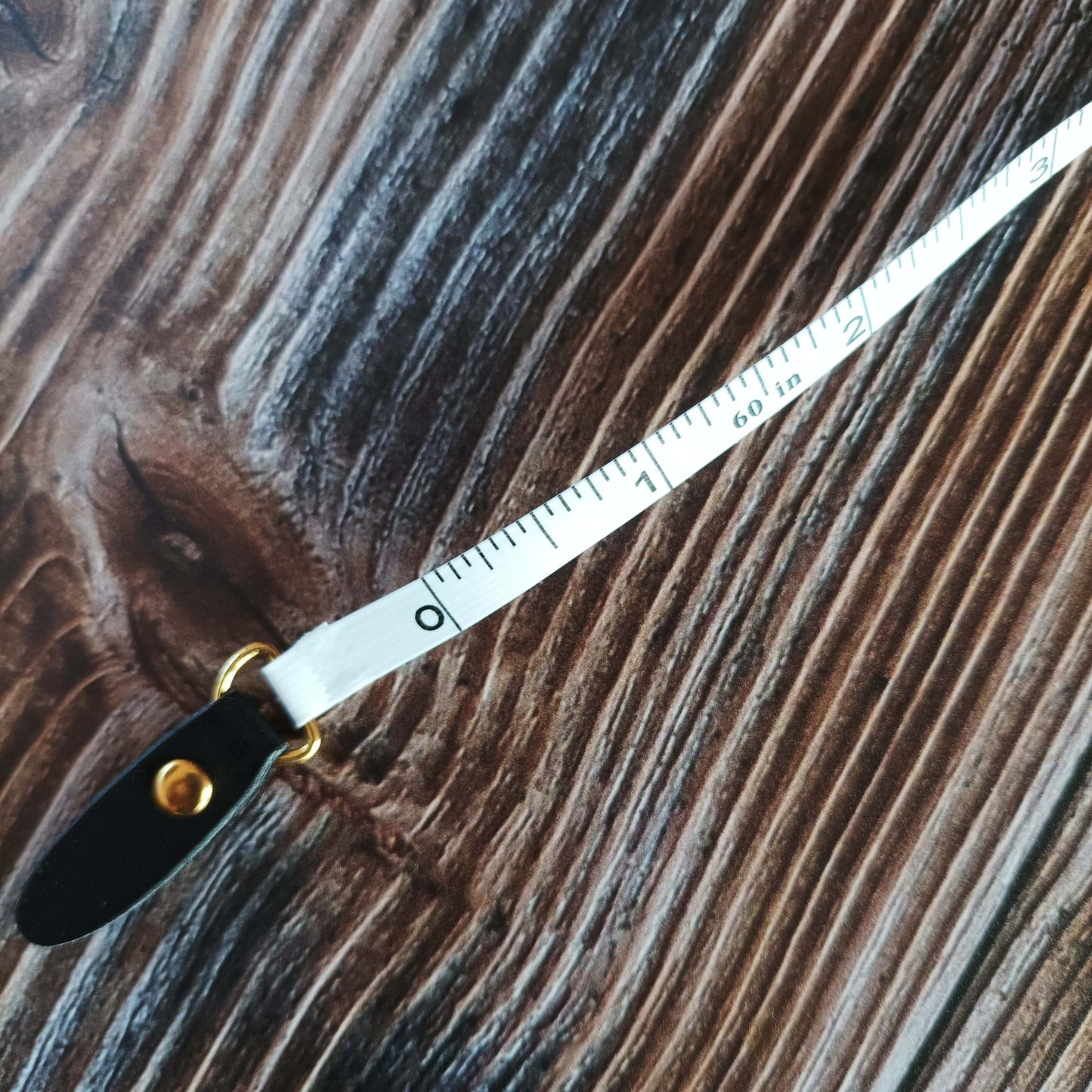 Maßband einziehbar aus Kunstleder | Motiv Love beyond measure schwarz/gold