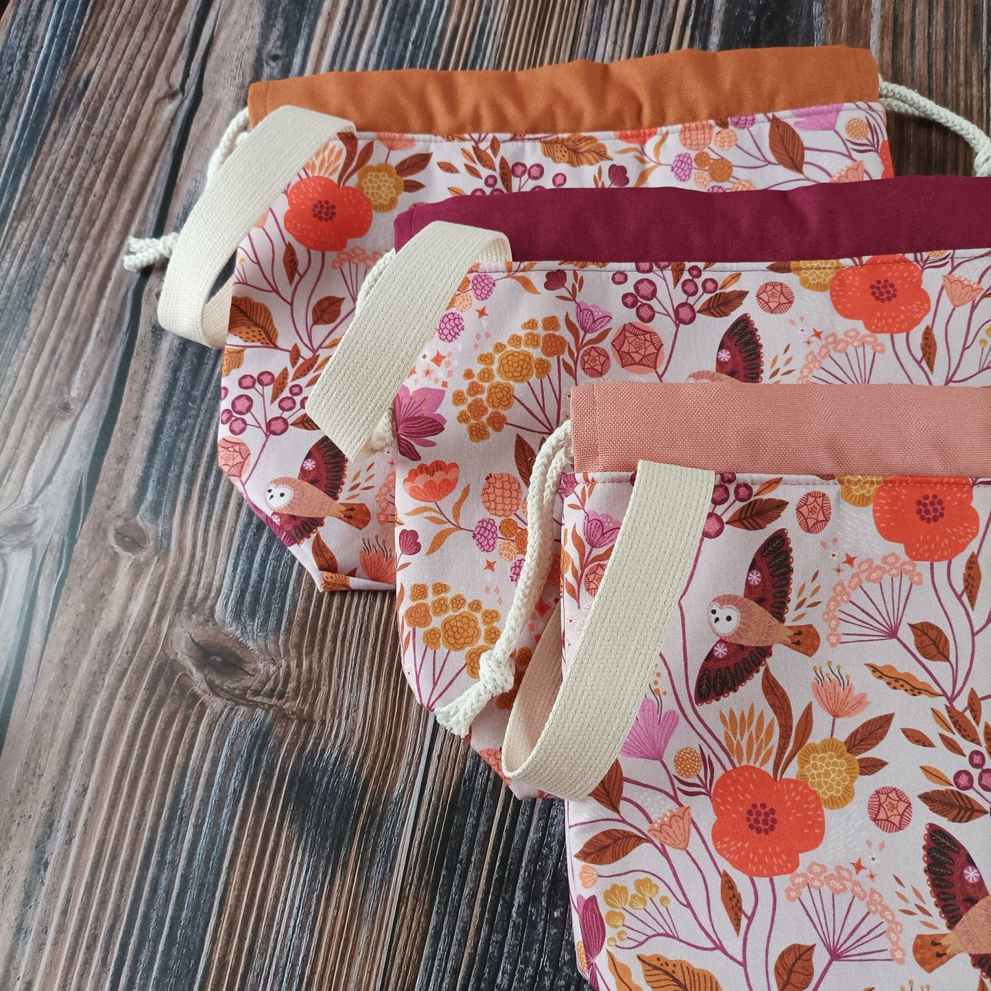 Projekttasche mit Kordelzug Größe S | Motiv Eulen rosa