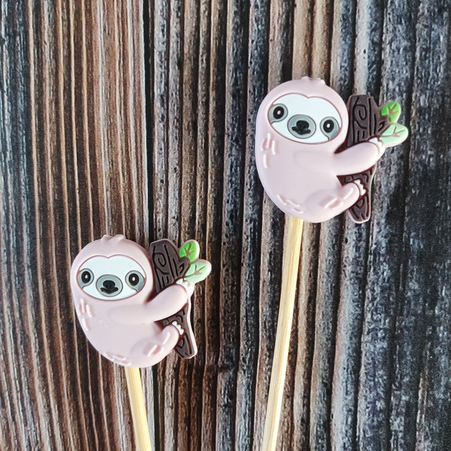 Zwei Maschenstopper aus Silikon | Motiv Faultiere rosa