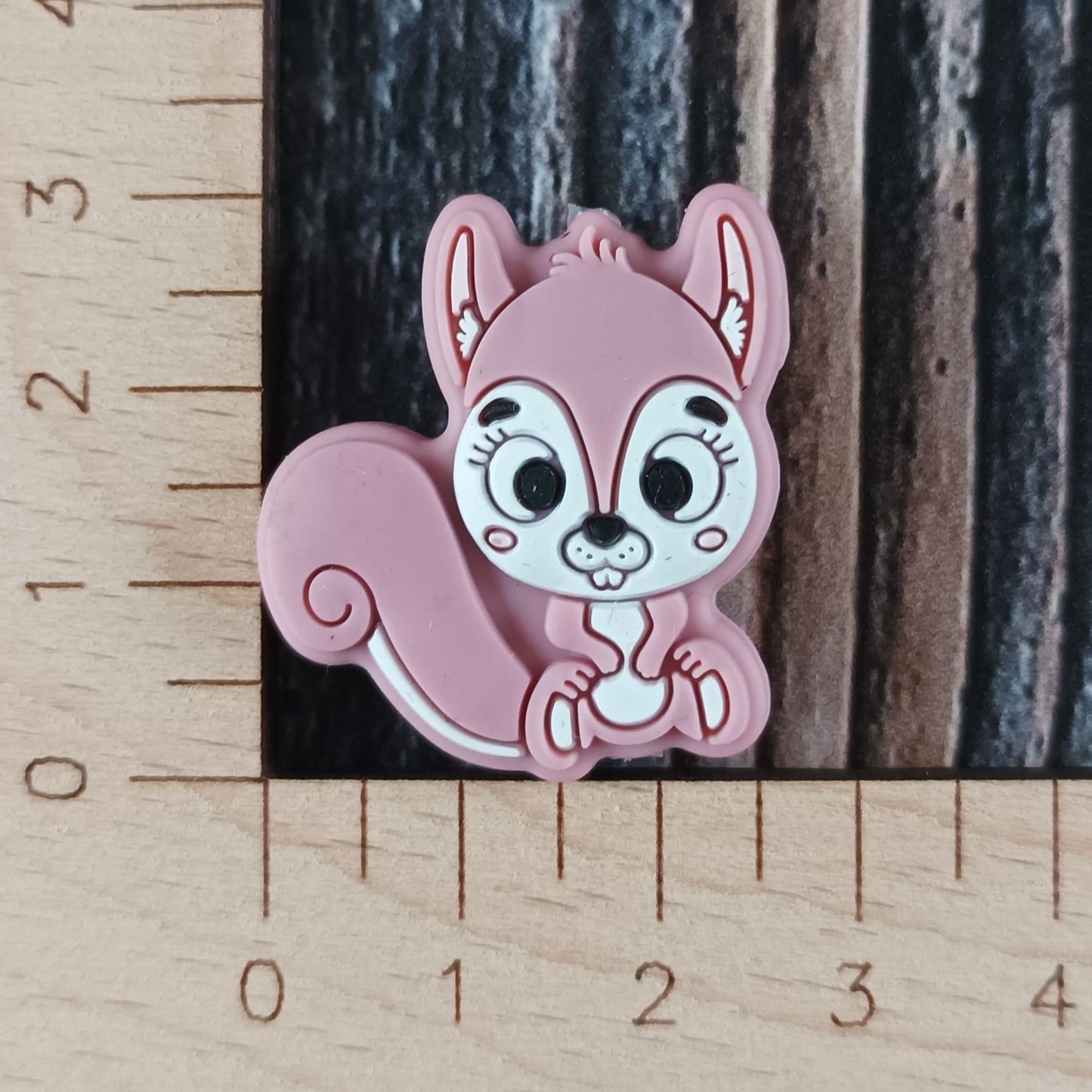 Zwei Maschenstopper aus Silikon | Motiv Eichhörnchen rosa