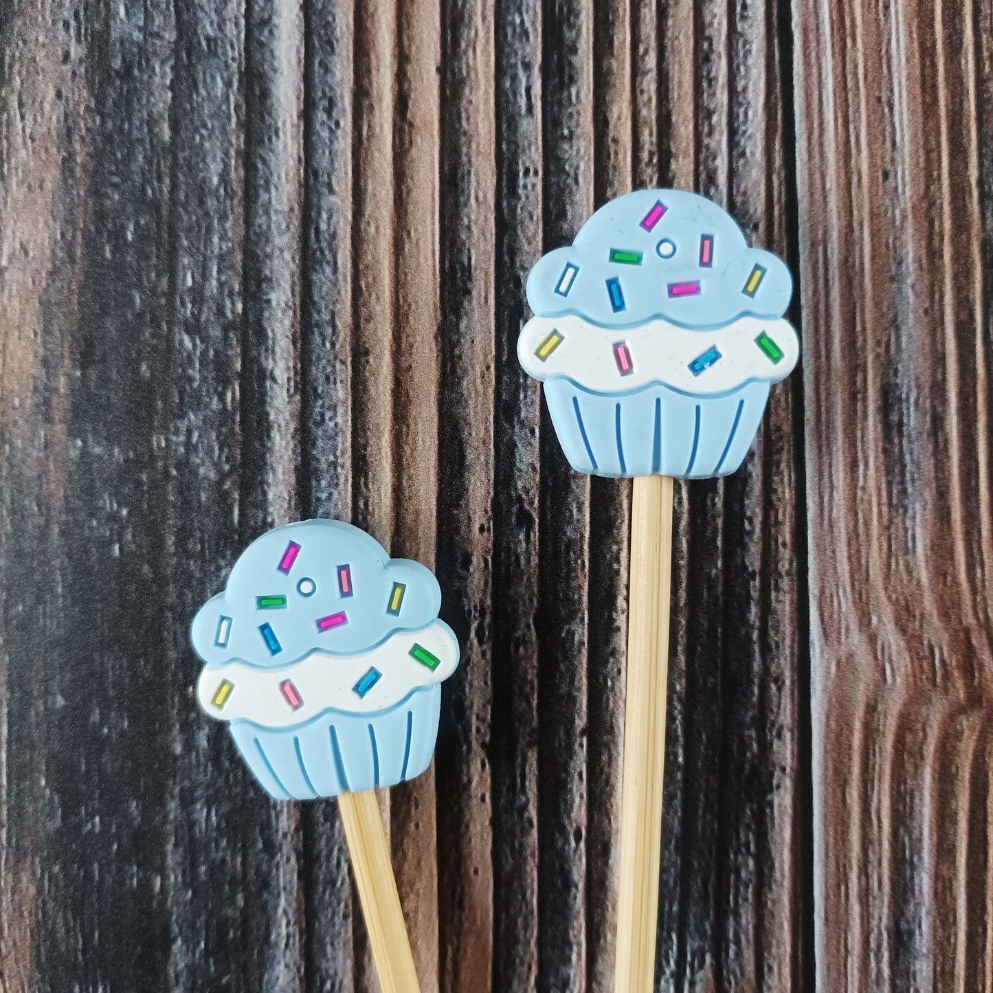 Zwei Maschenstopper aus Silikon | Motiv Cupcakes blau