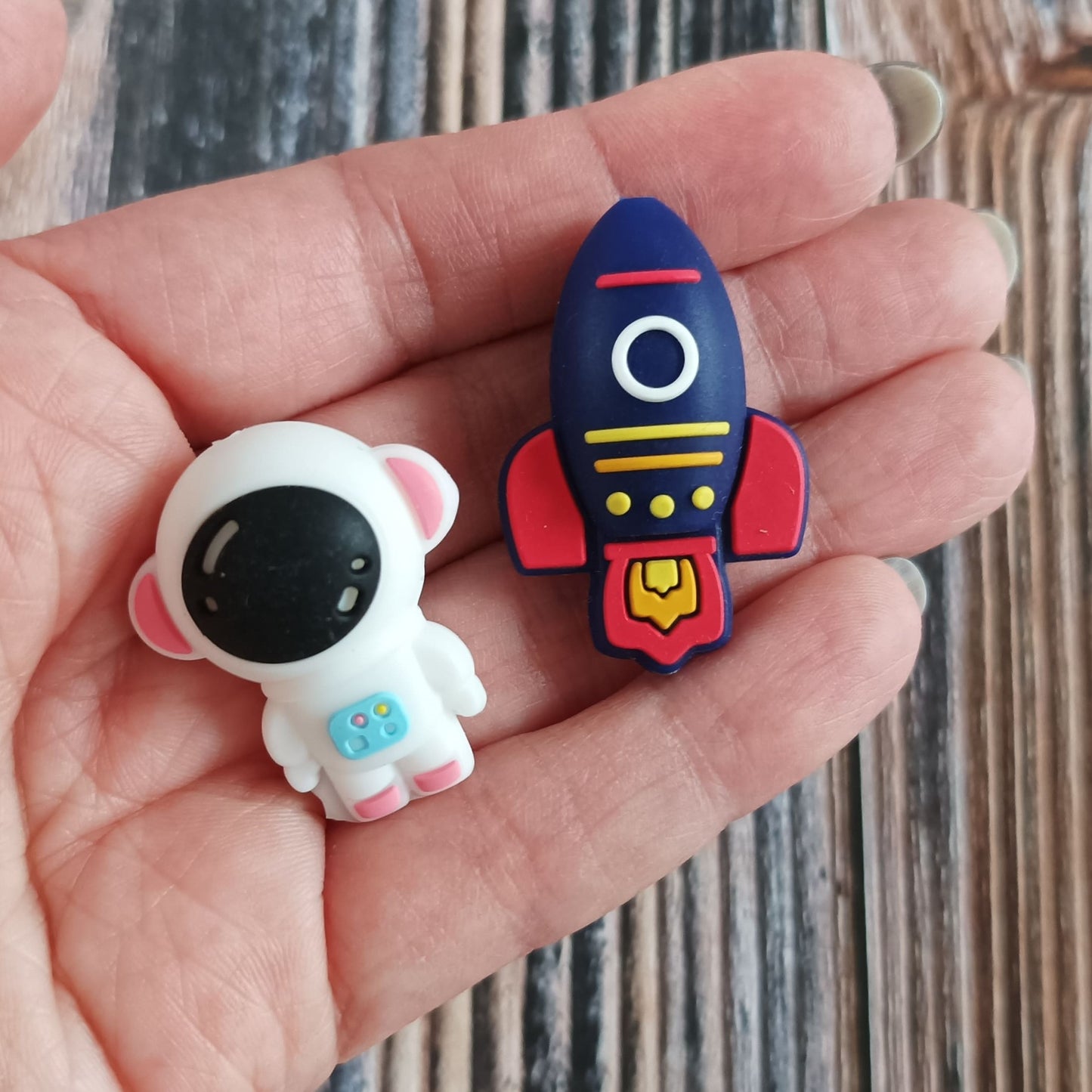 Zwei Maschenstopper aus Silikon | Motiv Astronautin und Rakete