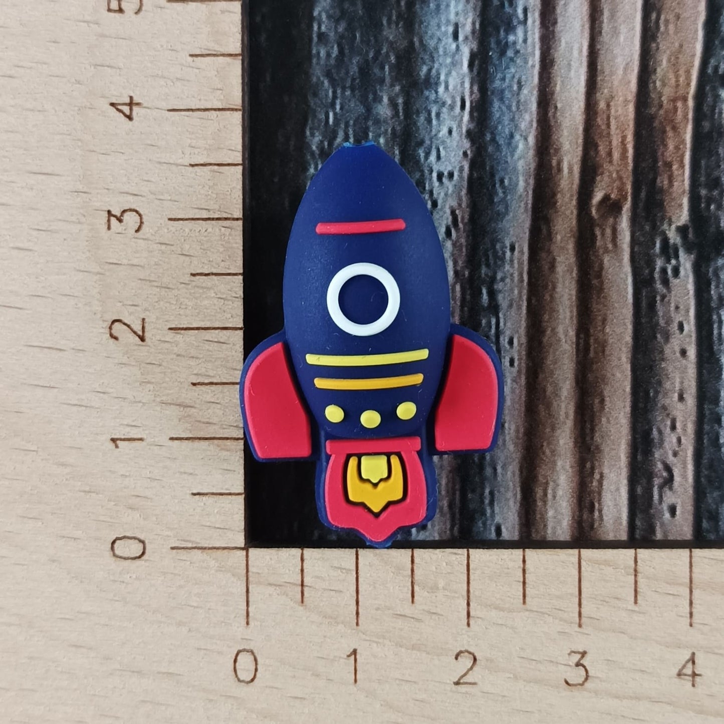 Zwei Maschenstopper aus Silikon | Motiv Astronautin und Rakete