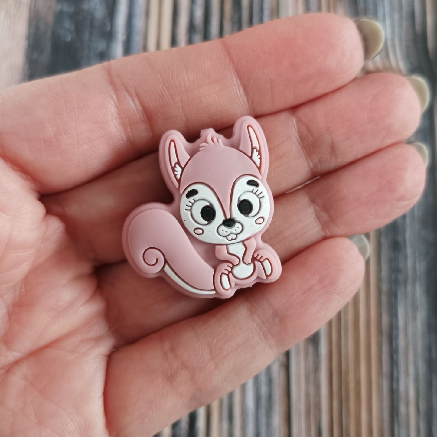 Zwei Maschenstopper aus Silikon | Motiv Eichhörnchen rosa