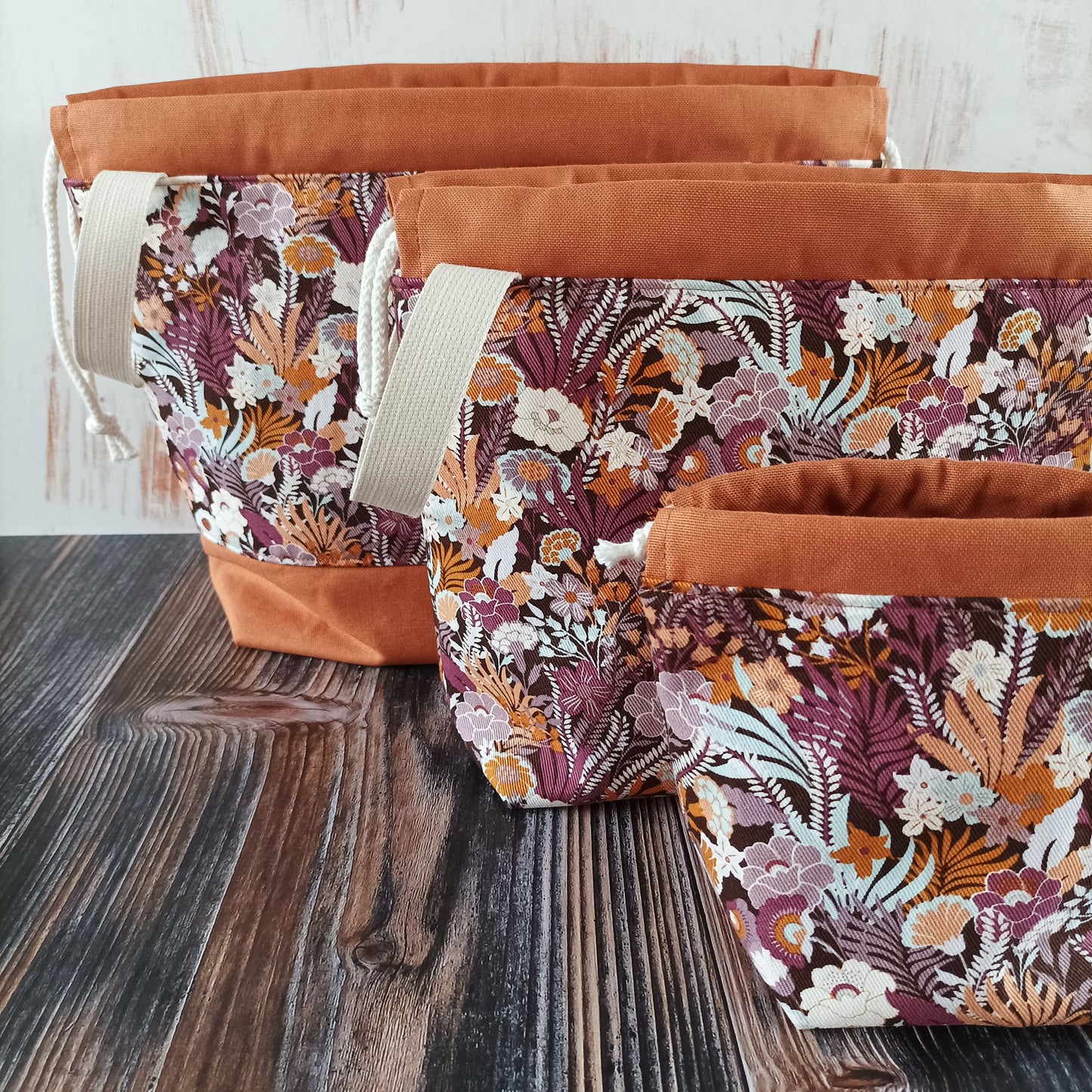 Projekttasche mit Kordelzug Größe S | Motiv Herbstblüten rost