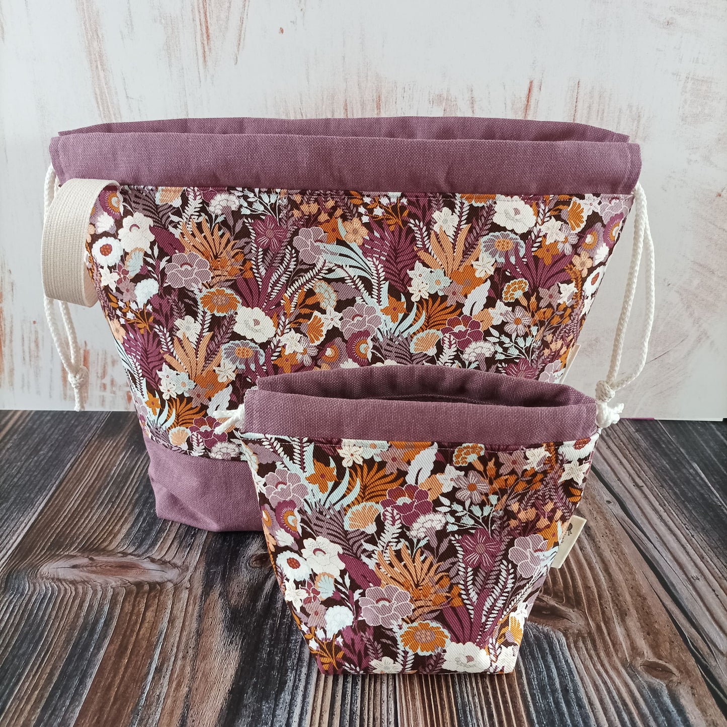 Projekttasche mit Kordelzug Größe S | Motiv Herbstblüten rost