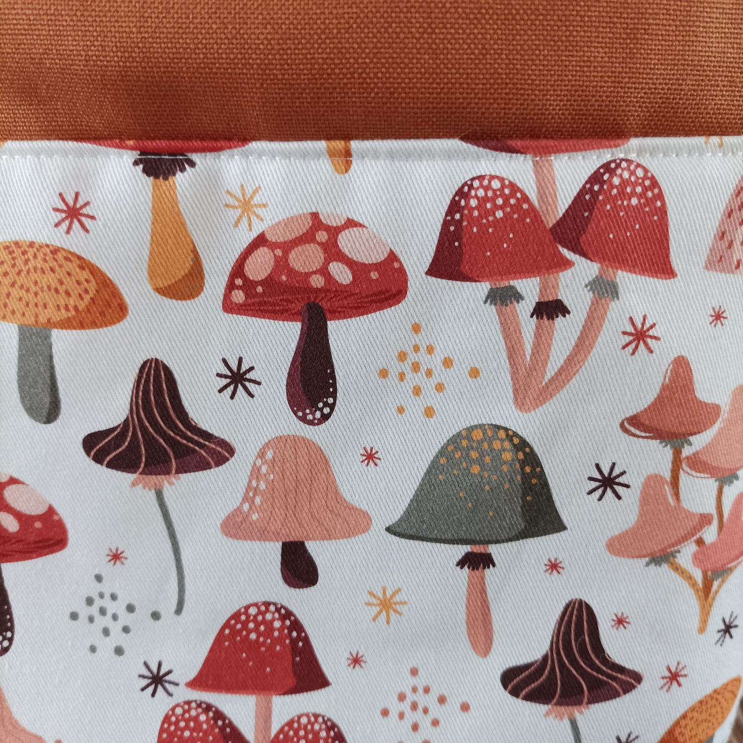 Projekttasche mit Kordelzug Größe S | Motiv Mushrooms (rost)
