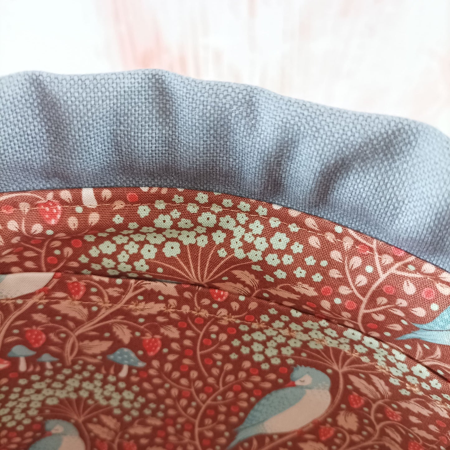 Projekttasche mit Kordelzug Größe S | Motiv uni blau | Birds and strawberrys