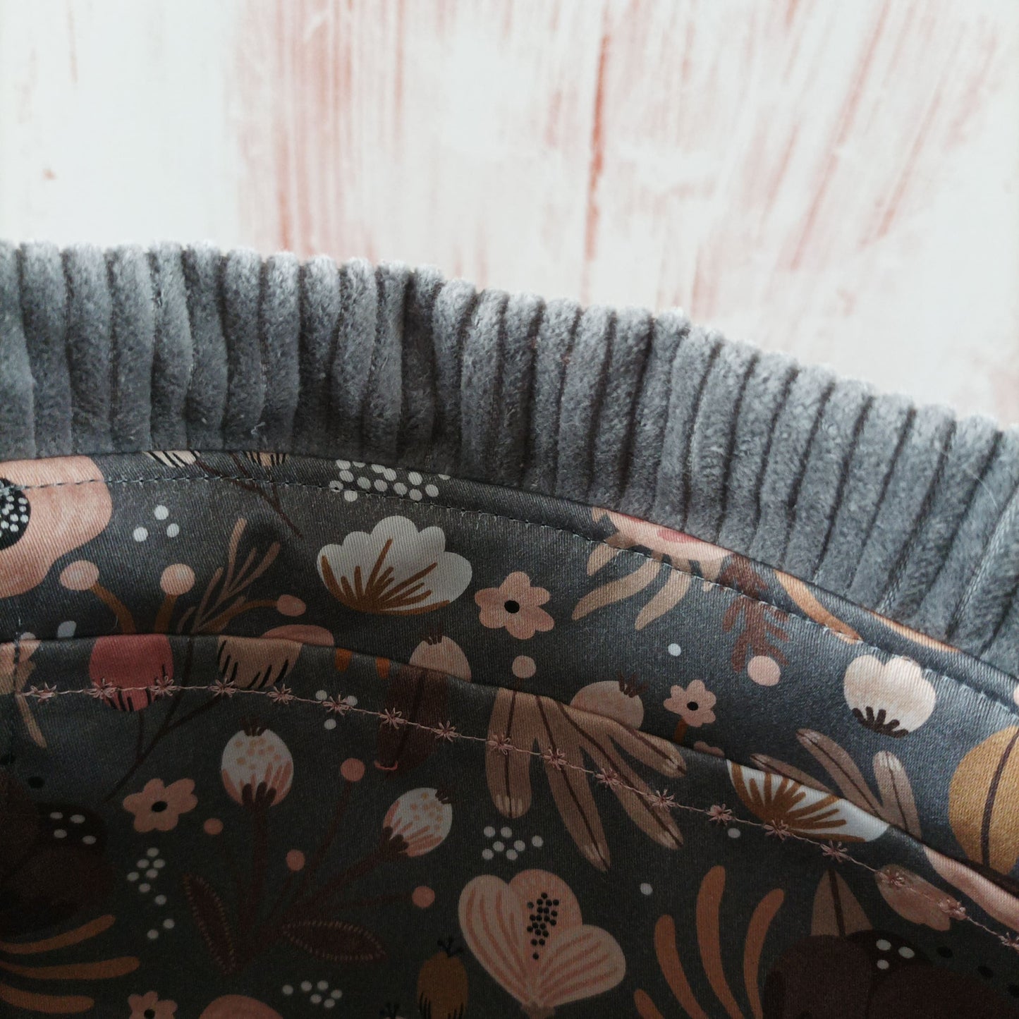 Projekttasche mit Kordelzug Größe S | Motiv Cord grau | Wildrosen