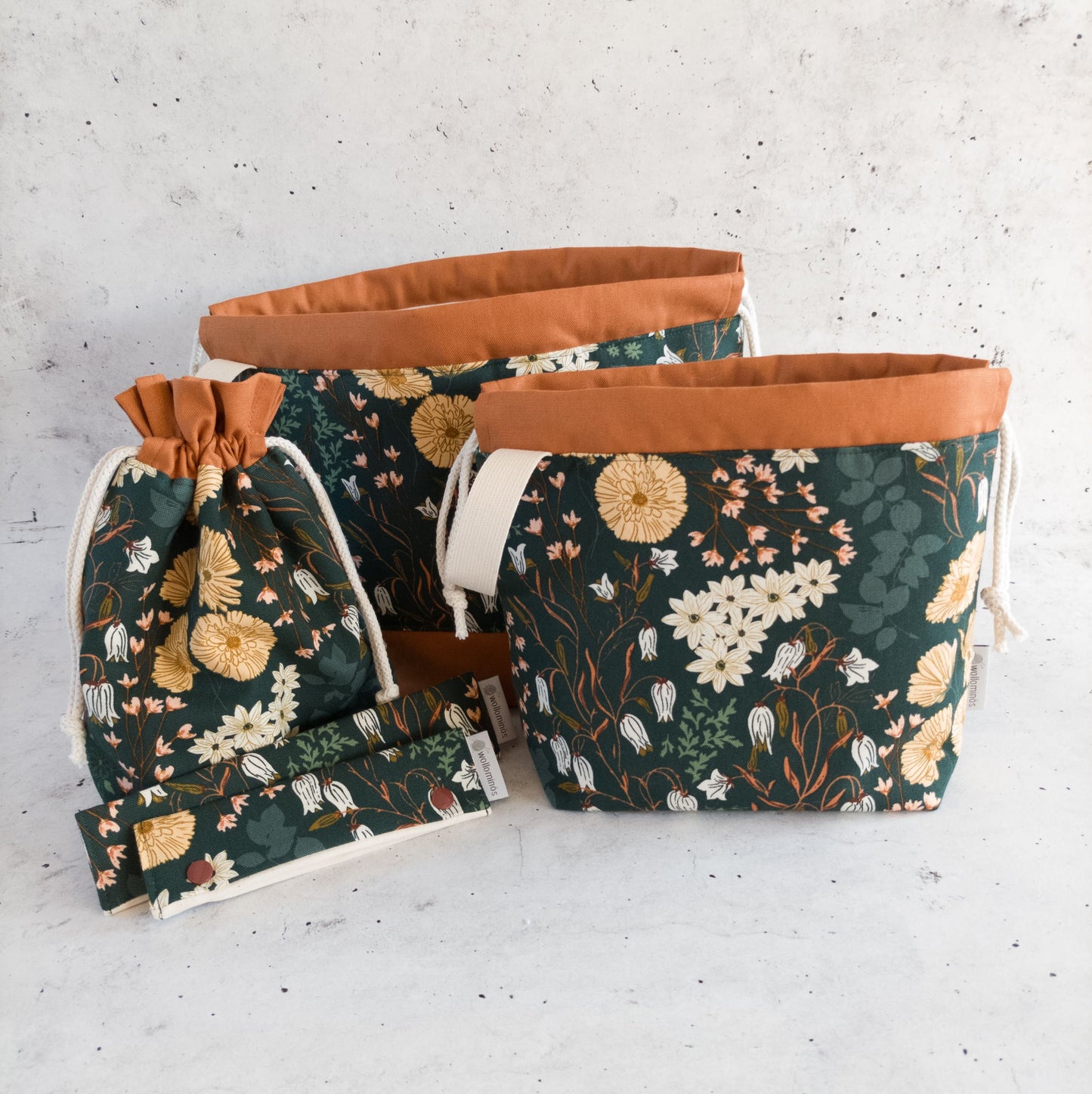 Projekttasche mit Kordelzug Größe M | Motiv grüne Blumenwiese (braun)