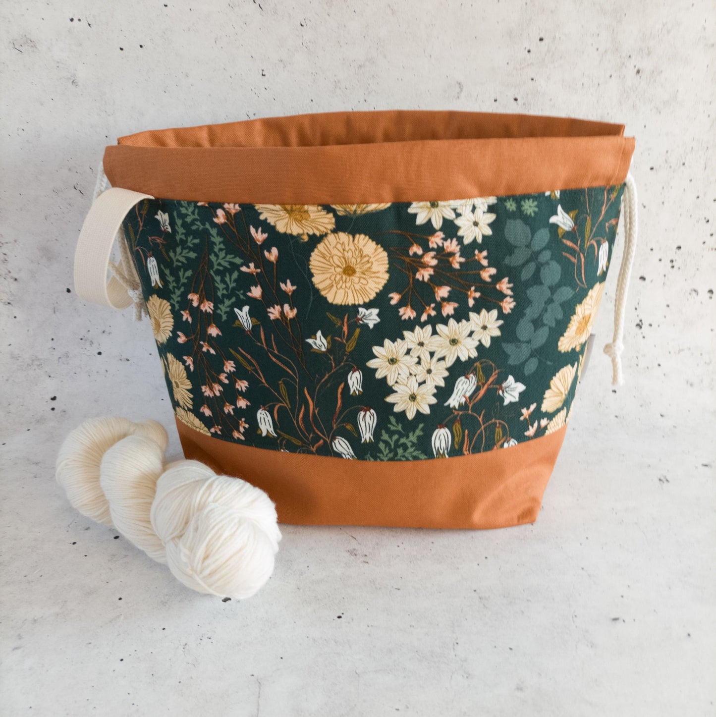 Projekttasche mit Kordelzug Größe M | Motiv grüne Blumenwiese (braun)