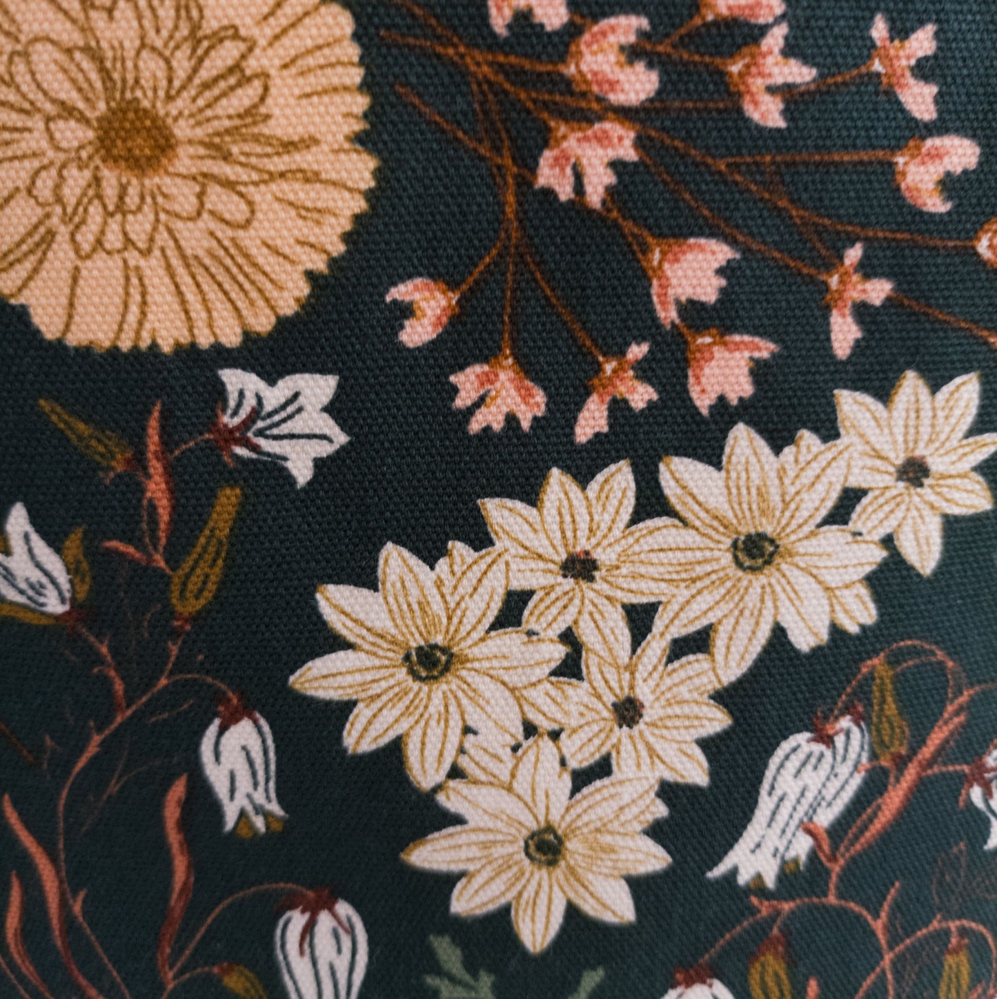 Projekttasche mit Kordelzug Größe M | Motiv grüne Blumenwiese (braun)