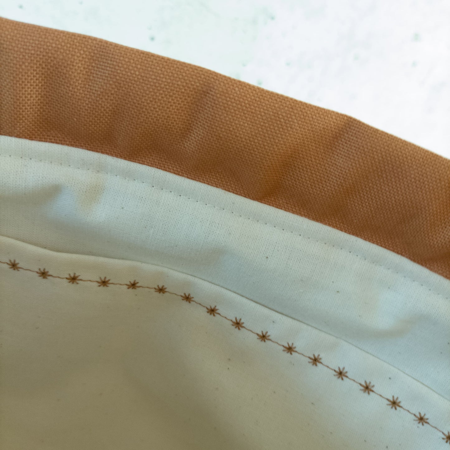 Projekttasche mit Kordelzug Größe M | Motiv grüne Blumenwiese (braun)