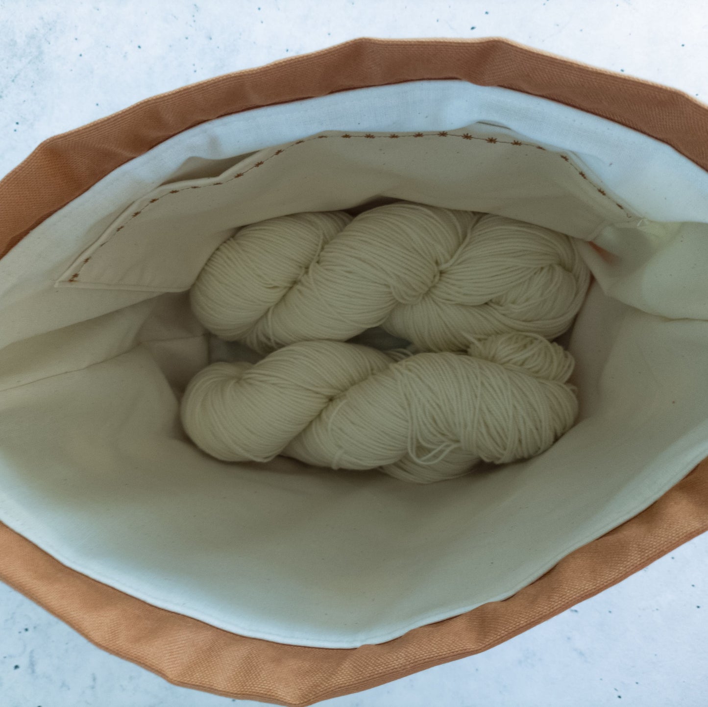 Projekttasche mit Kordelzug Größe M | Motiv grüne Blumenwiese (braun)