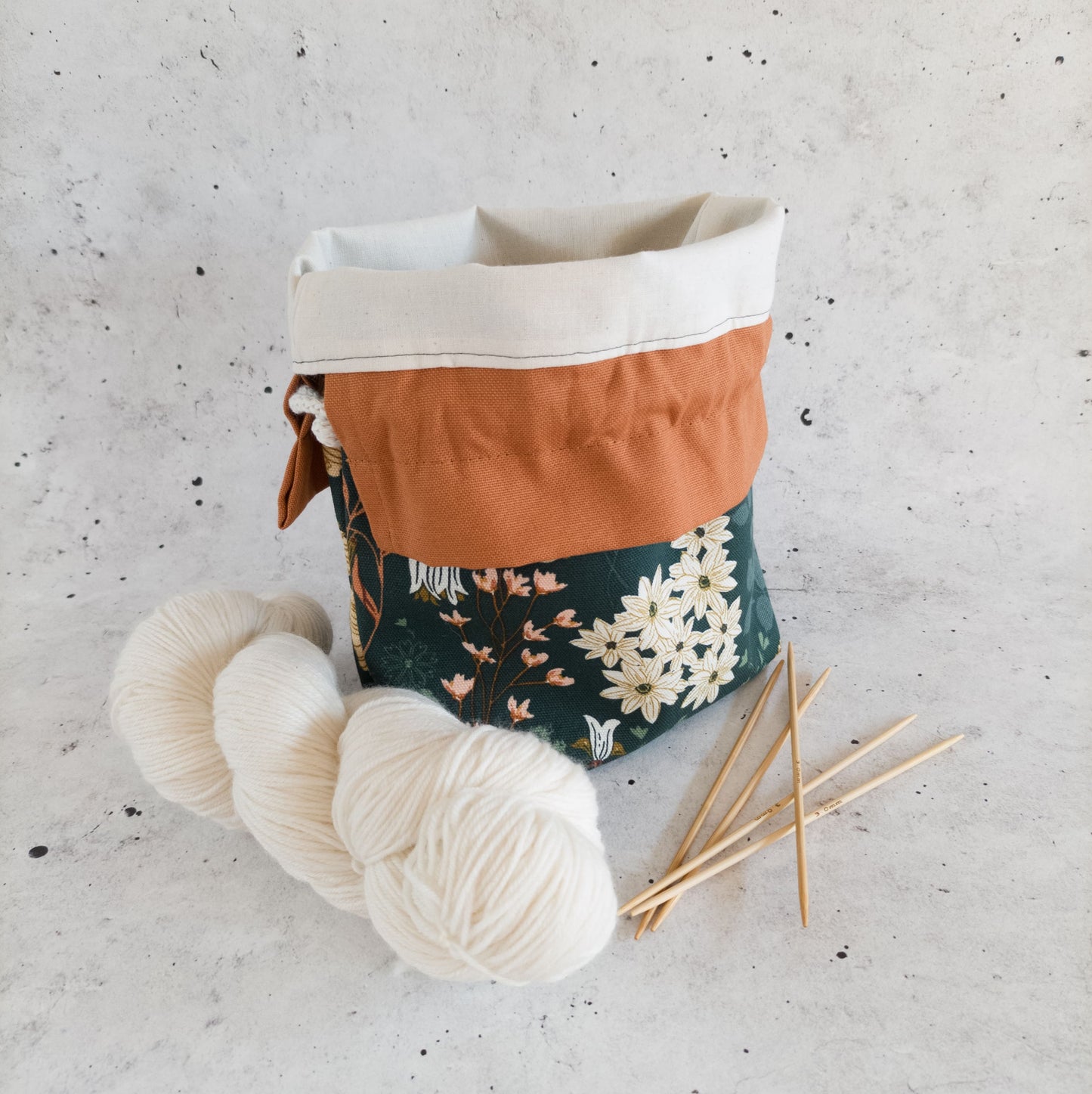 Projektbeutel | Stricktasche für unterwegs | Motiv grüne Blumenwiese (braun)