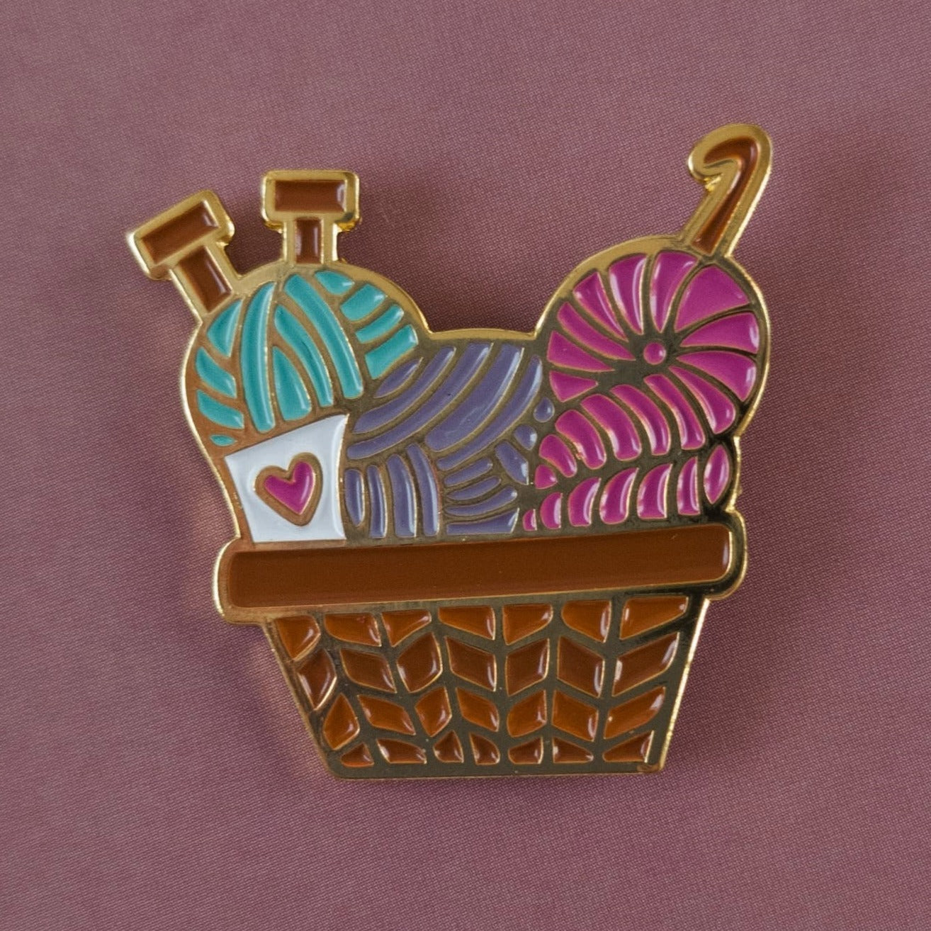 Emaille Pin | Motiv Korb mit Wollknäulen und Nadeln