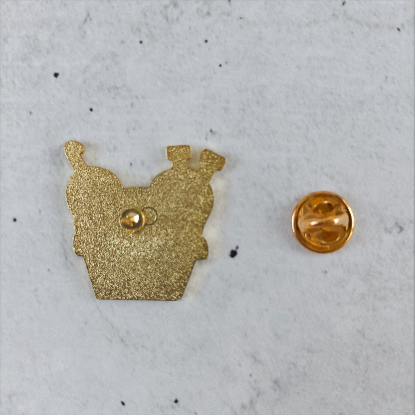 Emaille Pin | Motiv Korb mit Wollknäulen und Nadeln