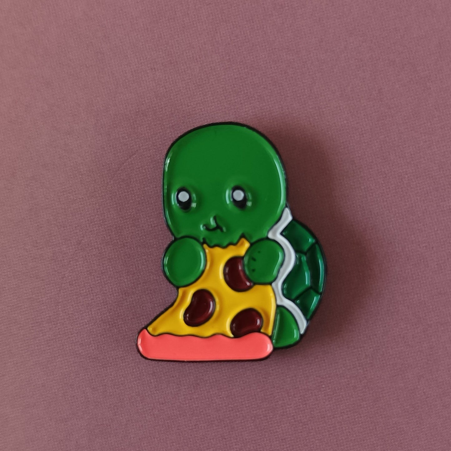 Emaille Pin | Motiv Schildkröte mit Pizza