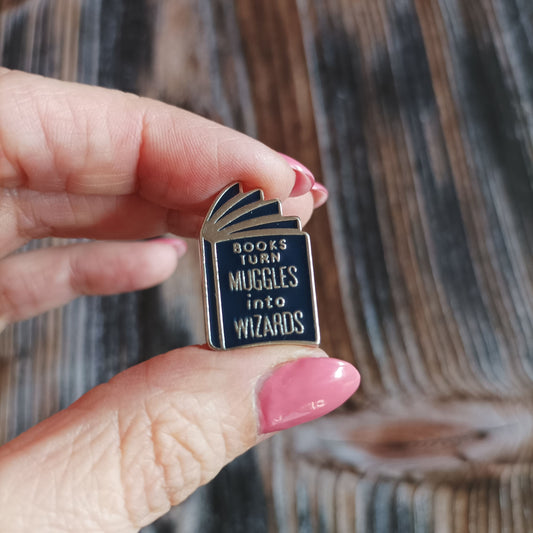 Emaille Pin | Motiv Books turn Muggles into Wizards Halloween