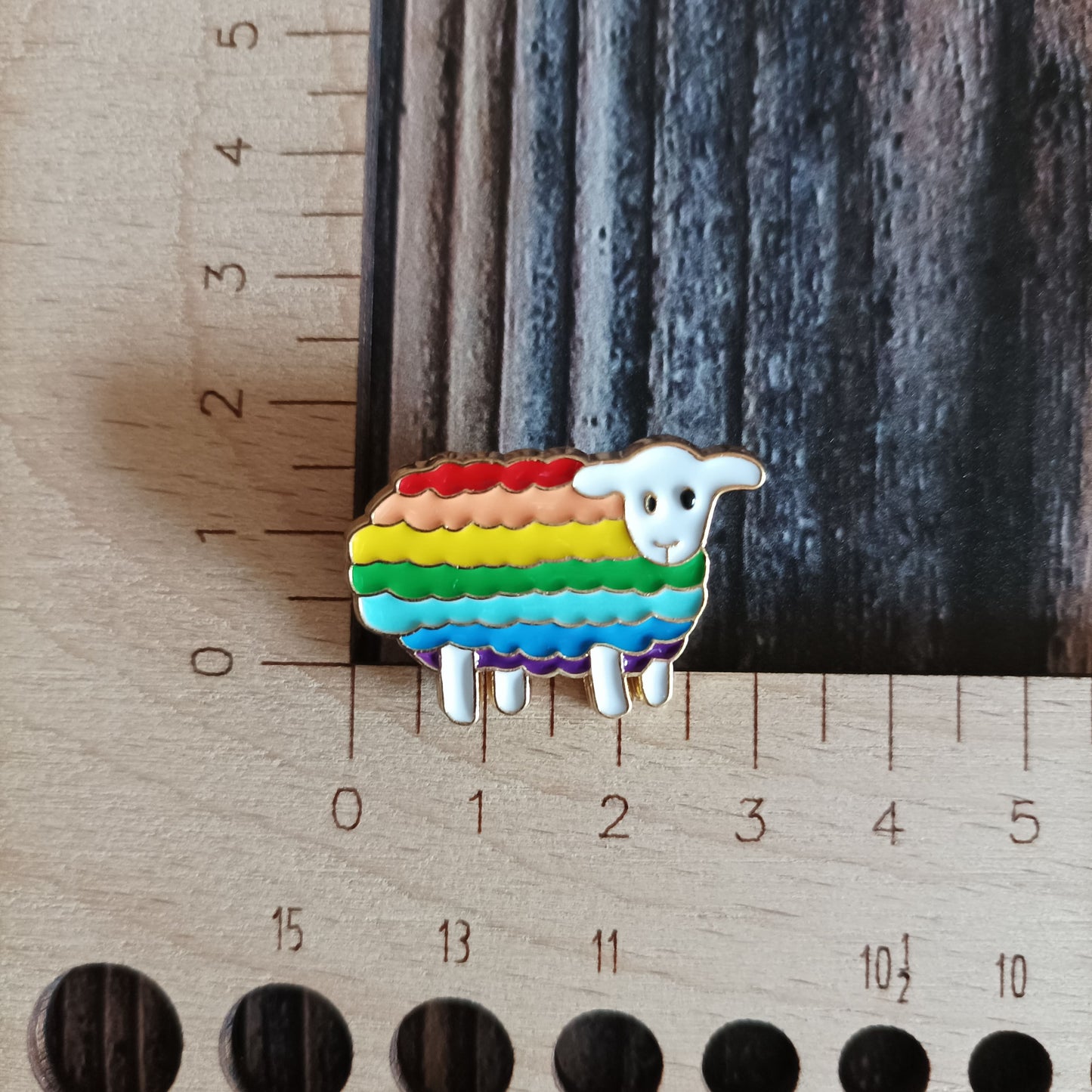 Emaille Pin | Motiv Regenbogenschaf