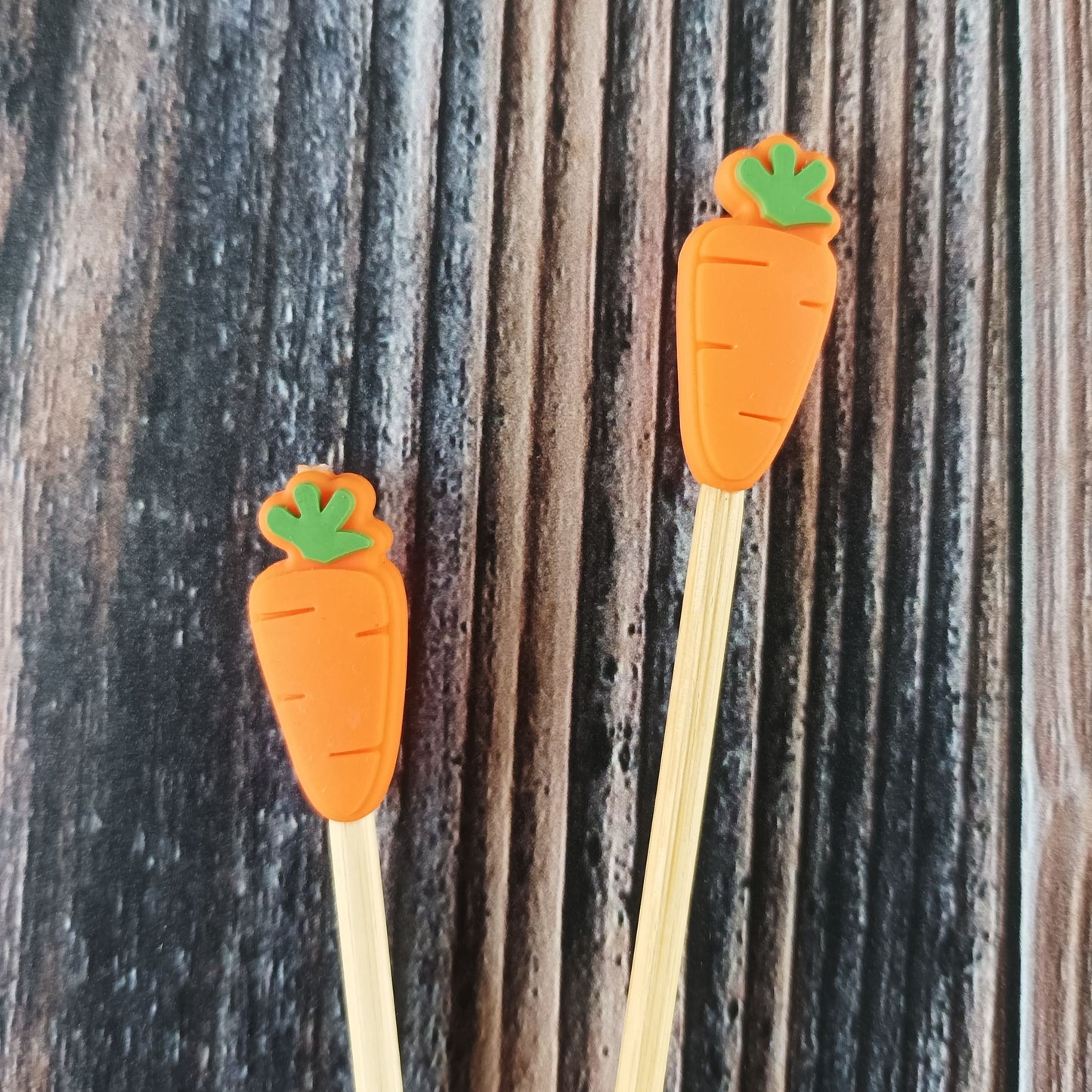 Zwei Maschenstopper aus Silikon | Motiv Karotten