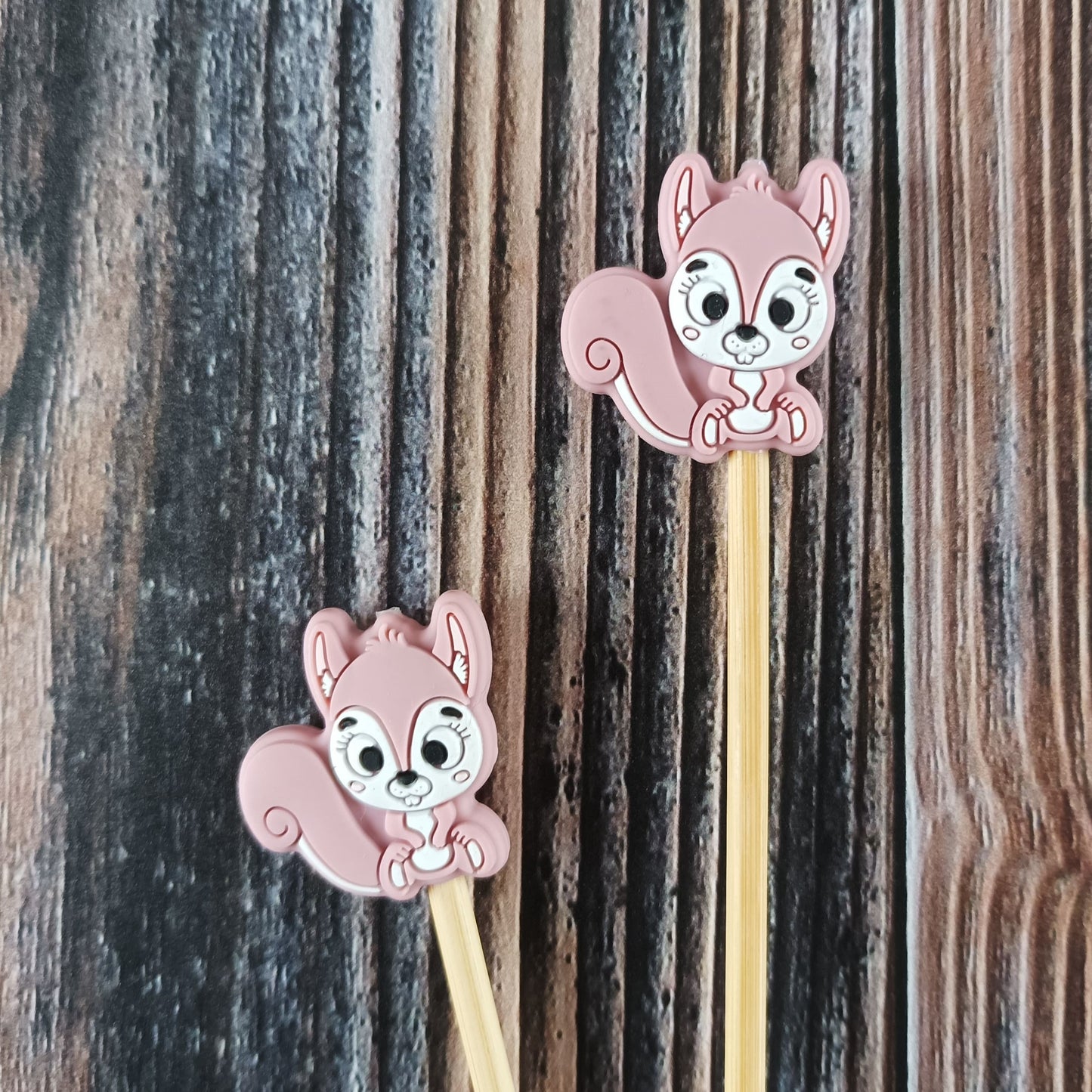 Zwei Maschenstopper aus Silikon | Motiv Eichhörnchen rosa
