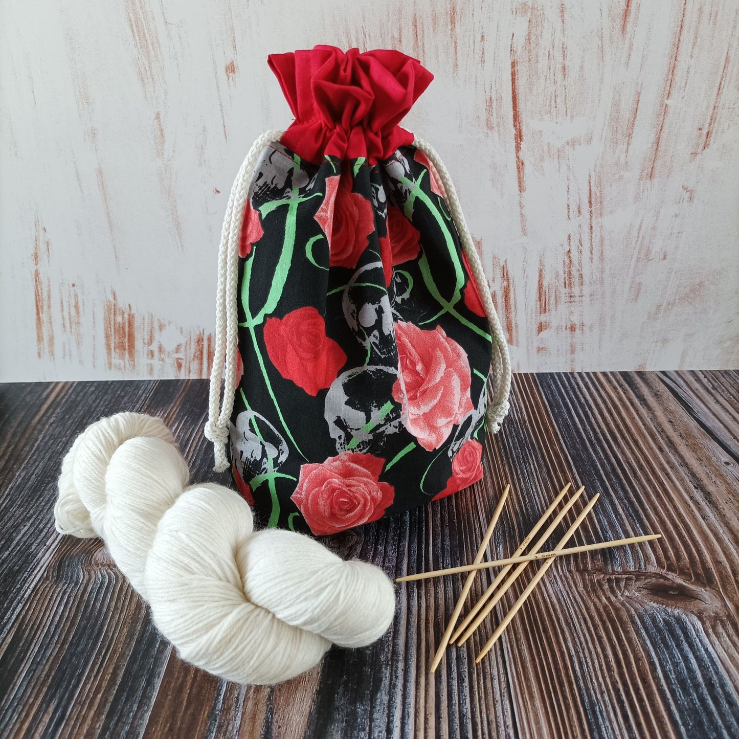 Projektbeutel | Stricktasche für unterwegs | Motiv Totenköpfe und Rosen