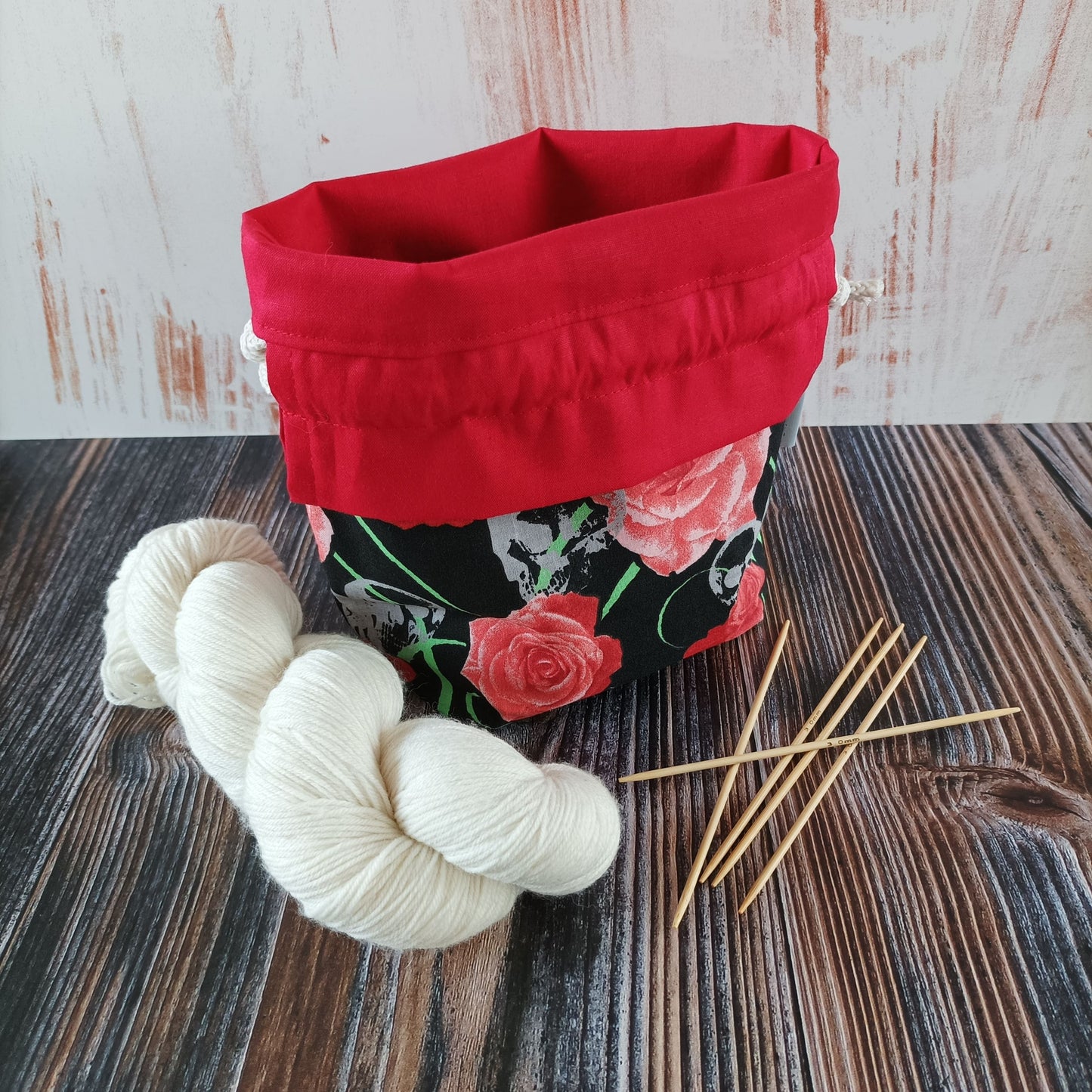 Projektbeutel | Stricktasche für unterwegs | Motiv Totenköpfe und Rosen