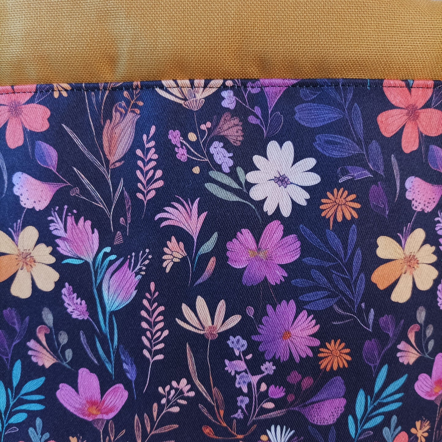 Projekttasche mit Kordelzug Größe M | Motiv Purple Meadow senfgelb