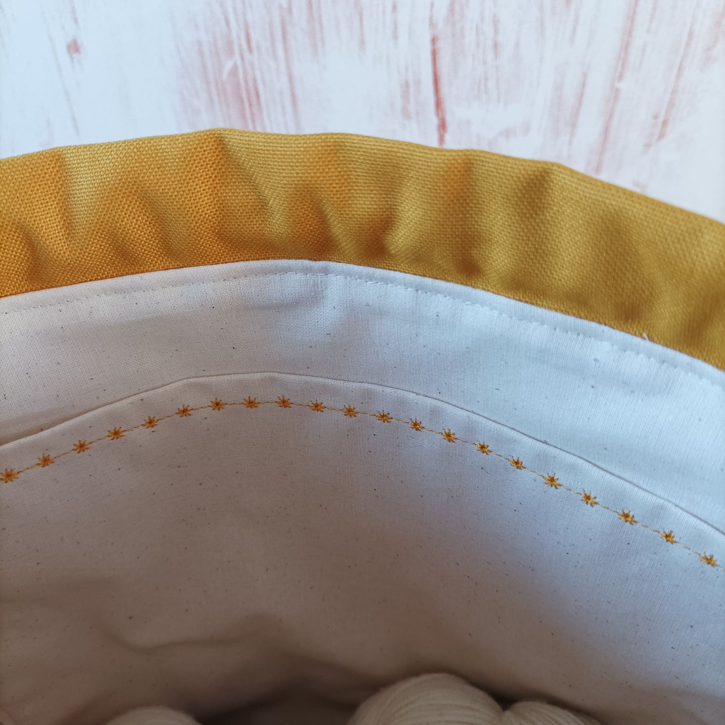 Projekttasche mit Kordelzug Größe M | Motiv Purple Meadow senfgelb