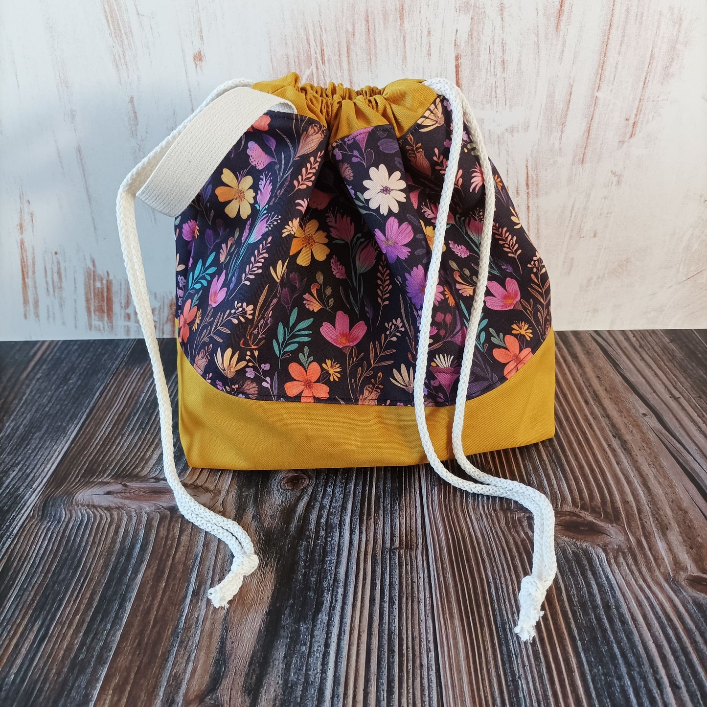 Projekttasche mit Kordelzug Größe M | Motiv Purple Meadow senfgelb