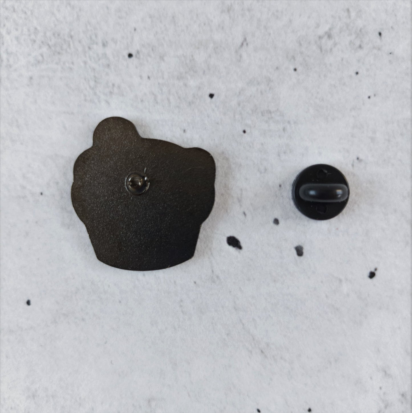 Emaille Pin | Motiv Korb mit Wollsträngen