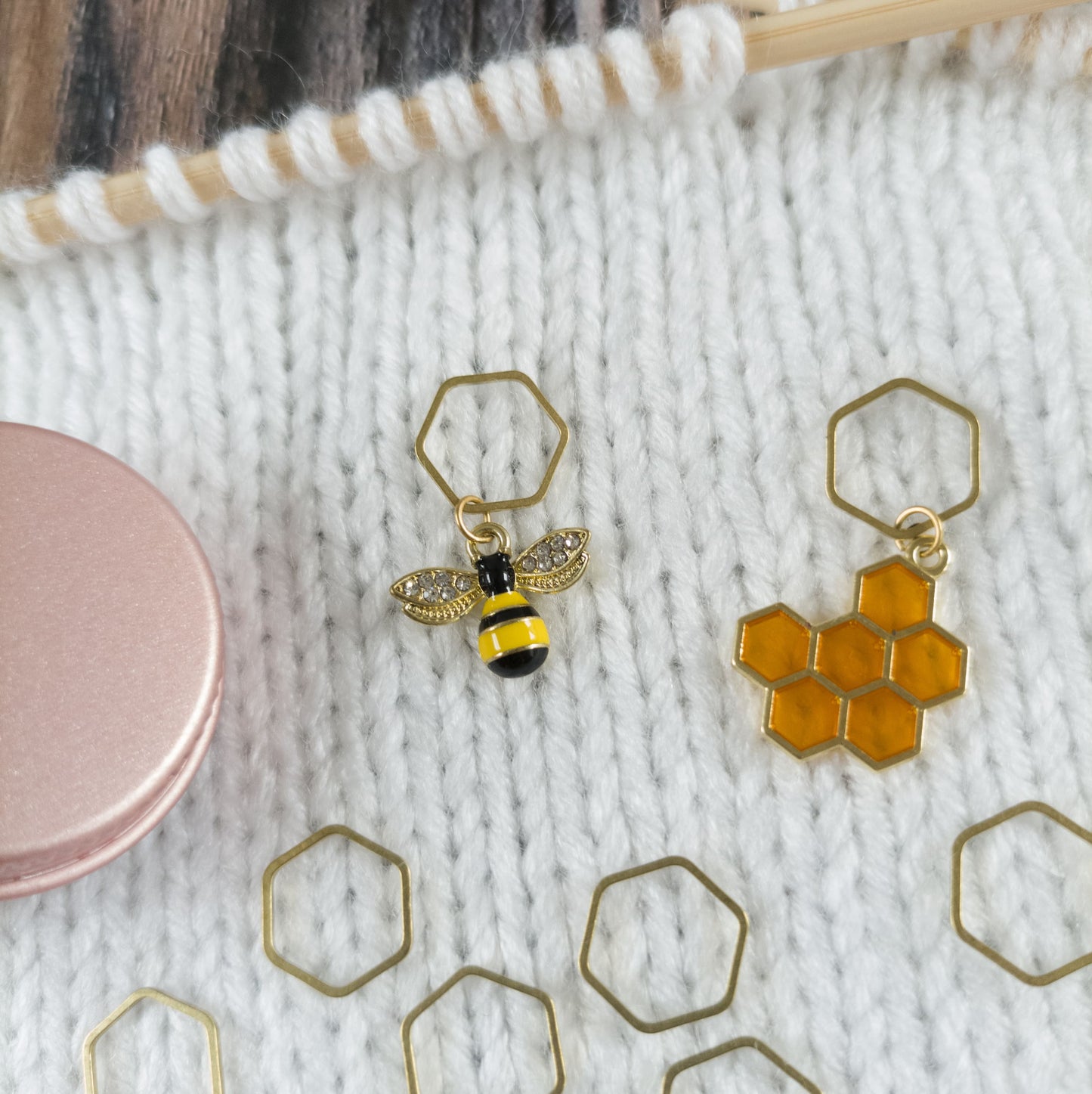 Maschenmarkierer Set Hexagon Messing mit Dose zur Aufbewahrung | Motiv Biene