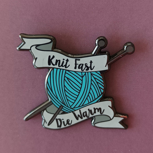 Emaille Pin | Motiv Knit Fast Die Warm mit Wollknäuel