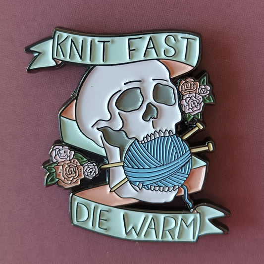 Emaille Pin | Motiv Knit Fast Die Warm mit Totenkopf und Wollknäuel