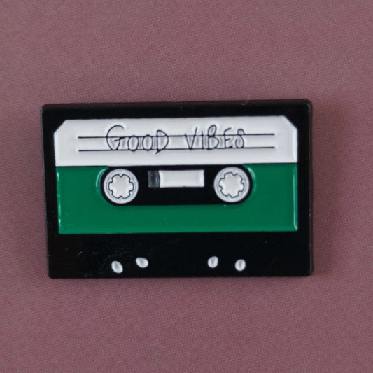 Emaille Pin | Motiv Musikkassette Good vibes