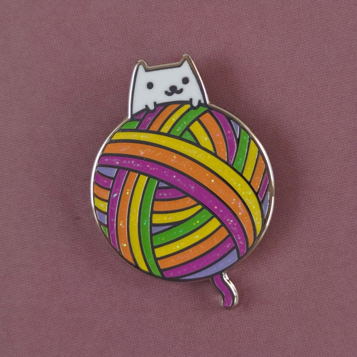 Emaille Pin | Motiv Katze mit buntem Wollknäuel